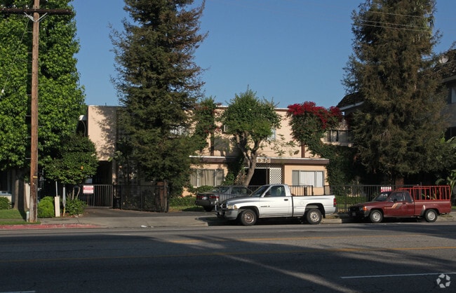 Building Photo - Chateau Woodman