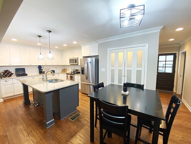 Building Photo - 2939 Glenbrook Dr