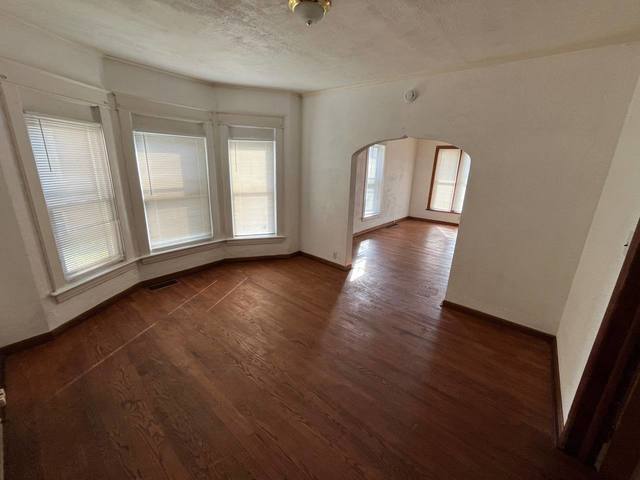 Building Photo - 2 bedroom unit in Chicago