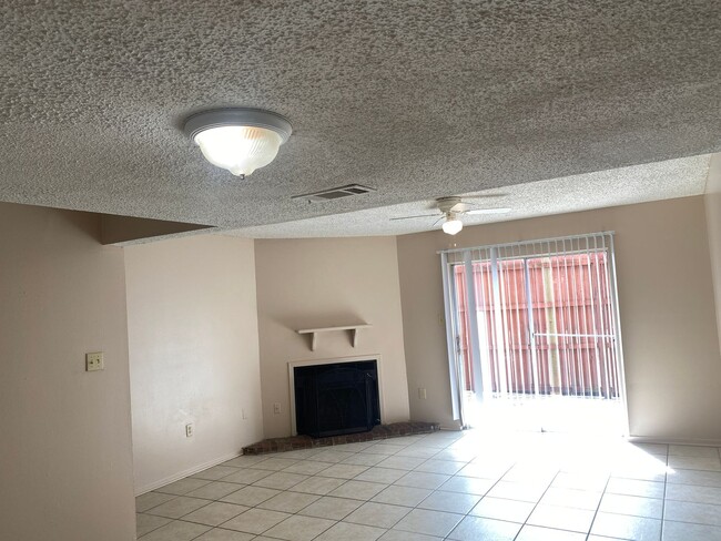 Building Photo - 2 bedroom 2 bath town home in a gated comm...