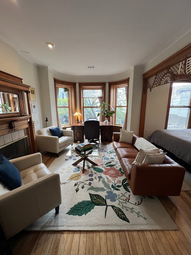 Amplia sala de estar frontal con muebles de cuero. - 938 W Newport Ave