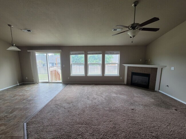 Building Photo - Charming Home on Richland– Fenced Yard, Fi...