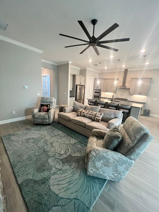 Foto del edificio - STUNNING LAKEFRONT 3 BEDROOM, 2.5 BATH HOM...