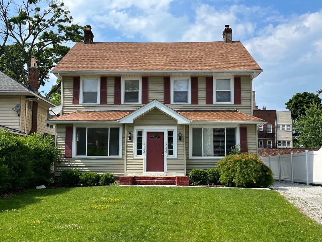 Foto principal - 12222 Clifton Blvd