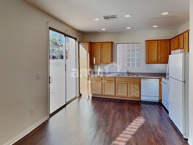 Foto del edificio - 5283 Railroad River Ave
