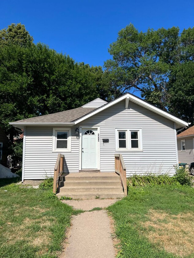 Foto principal - 3BR/1BA Single Family House By Augustana &...