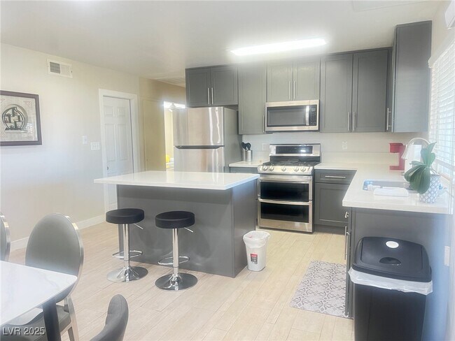 Foto del edificio - 4194 Greenpoint St