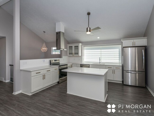 Building Photo - Immaculately updated 3 bedroom, 2 bathroom...