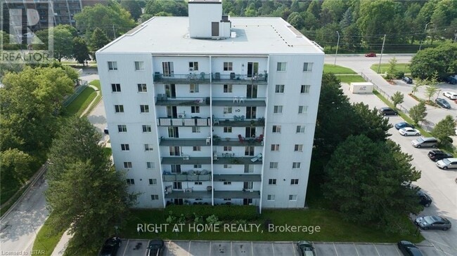 Building Photo - 986 Huron St