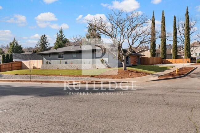 Building Photo - 4 Bedrooms Home in East Medford!
