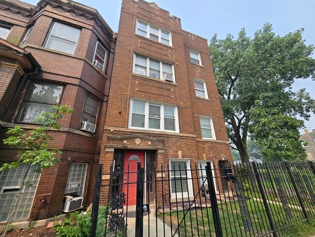 Building Photo - 834 N Christiana Ave
