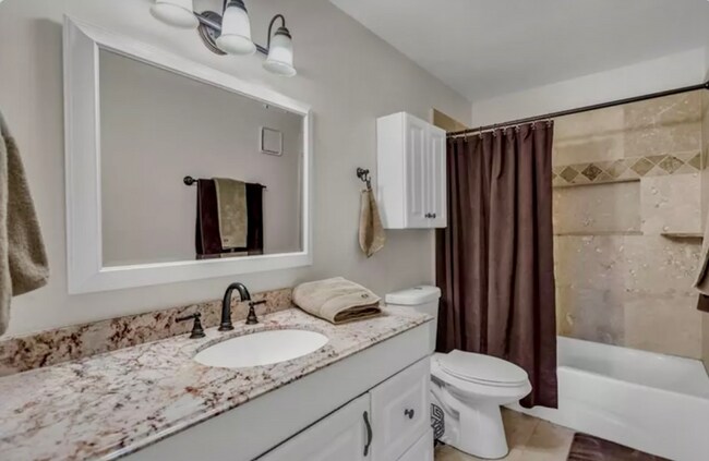 Building Photo - 908 Woodcliff Dr