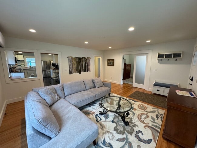Foto del edificio - Charming Short Term Rental - 1-6 Month Lease