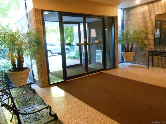 Foto del edificio - 130 Colonial Pkwy