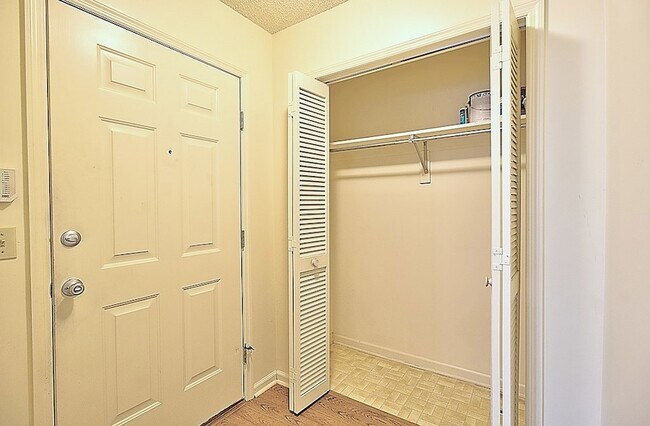 Foto del edificio - 784 Inwood Dr