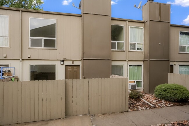 Building Photo - 2-Bed Townhome with Patio - Community Pool