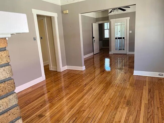 Building Photo - Spacious apartment available