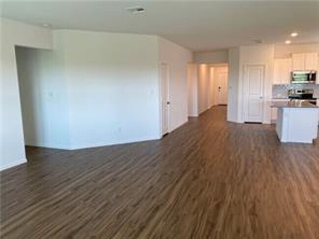 Building Photo - Open floorplan
