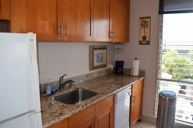 Building Photo - Kalama Terrace Upstairs Furnished Unit Ava...