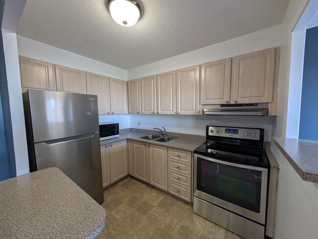 Photo du bâtiment - Bright 2 Bedroom Condo in Nepean