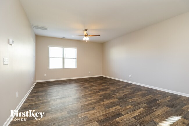 Foto del edificio - 1040 Lonergan Cir
