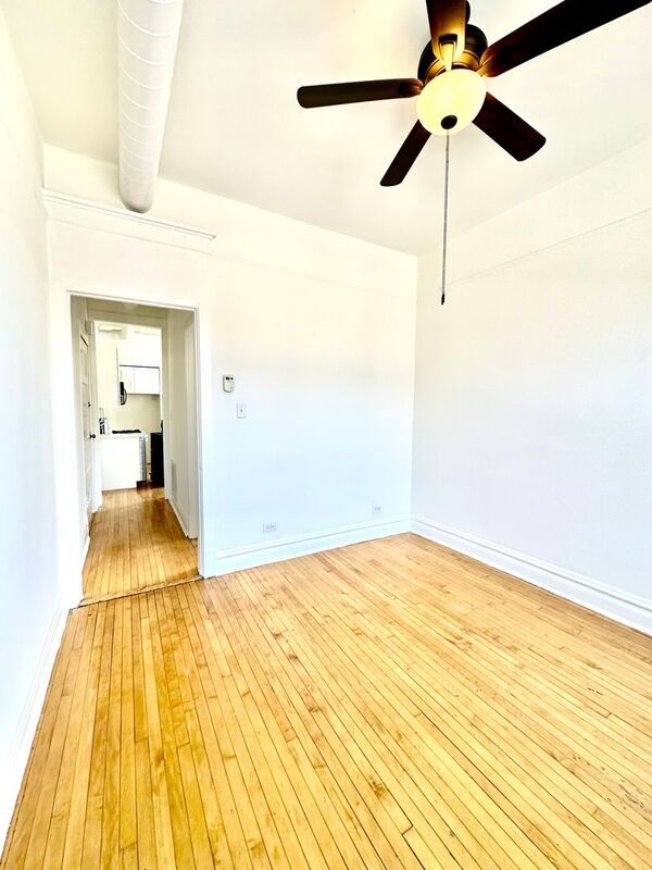 Building Photo - 2303 S Oakley Ave