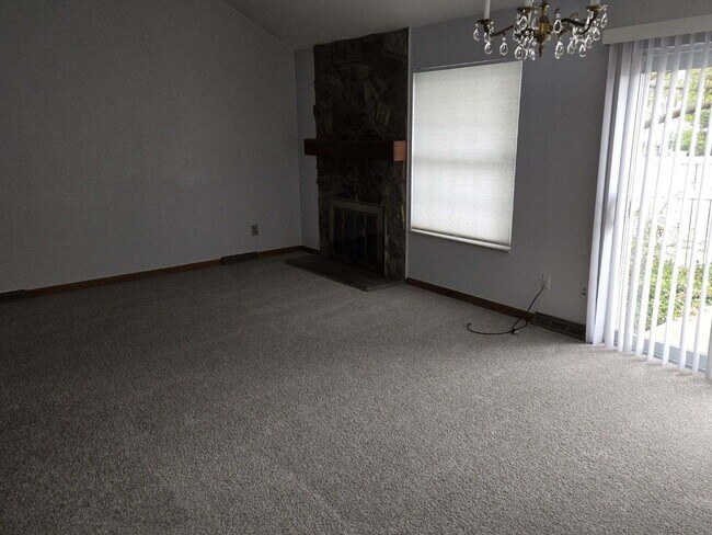Foto del edificio - "Spacious 3-Bed, 3-Bath Townhouse in Heather Ridge South"
