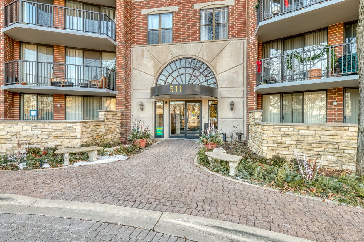 511 Aurora Ave Unit 214, Naperville, IL 60540 Condo for Rent in