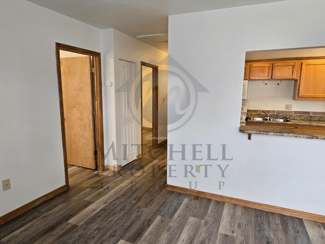Building Photo - Very cute, move in ready 2 bed 1 bath!