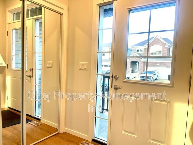 Photo du bâtiment - 2036-2208 208 Street NW