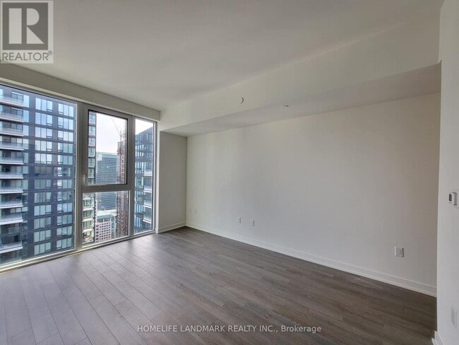 Photo du bâtiment - 357-4357 King St W