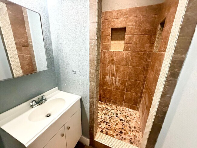 Building Photo - Charming 3BR in a Beautiful Park-Like Setting