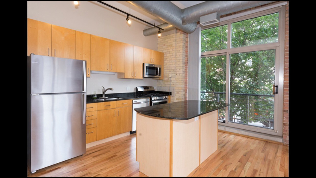Primary Photo - 420 S Clinton St
