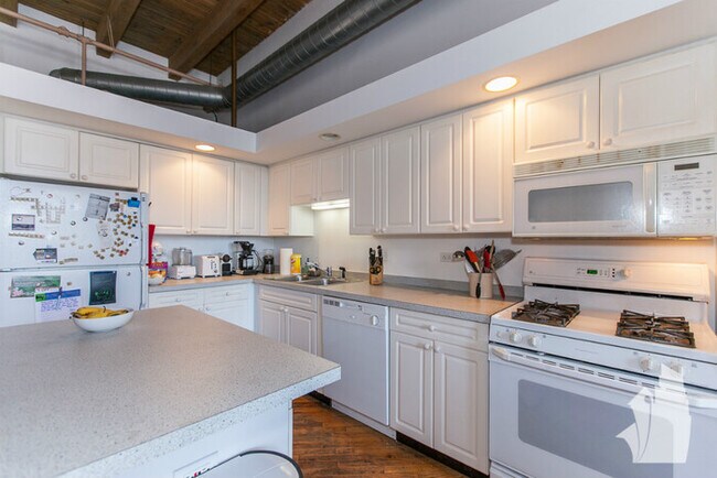 Foto del edificio - Stunning West Loop Timber Loft (with parki...