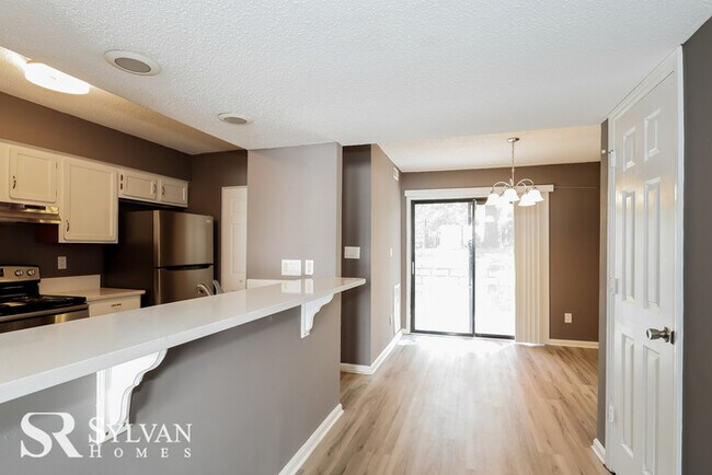 Building Photo - 3BR Townhome Ready Now in Charlotte!