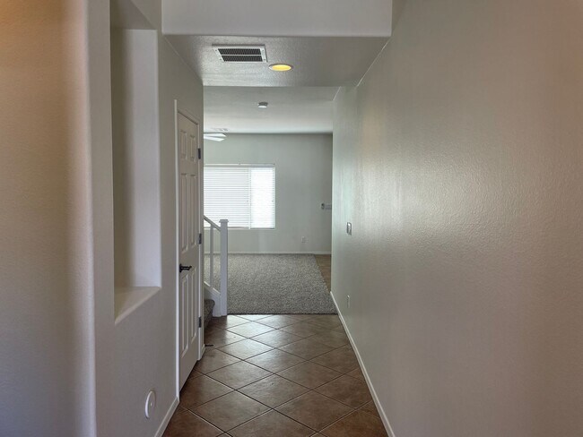 Foto del edificio - MOVE IN SPECIAL OAC-4 Bedroom, 3 Bath New paint and carpet in Spectrum Community Pool
