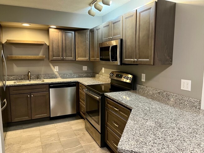 Building Photo - 302 E Grove St