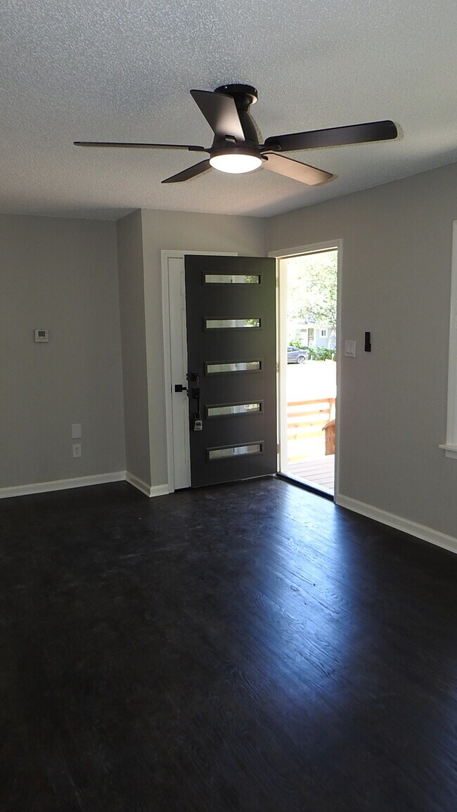 Building Photo - 3 bed 1 bath in Midtown KC