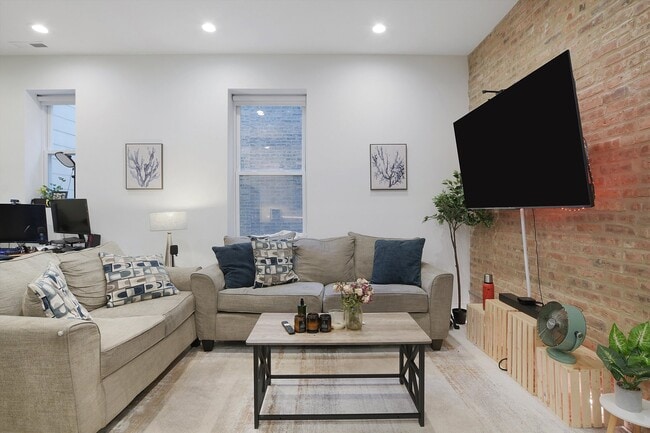 Foto del edificio - 2316 W Augusta Blvd