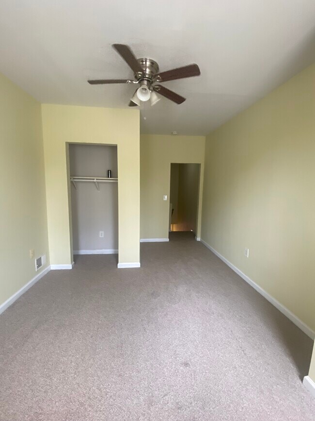 Foto del edificio - 447 N Curley St