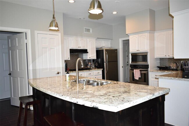 Building Photo - 25 Fairway Oaks Pl