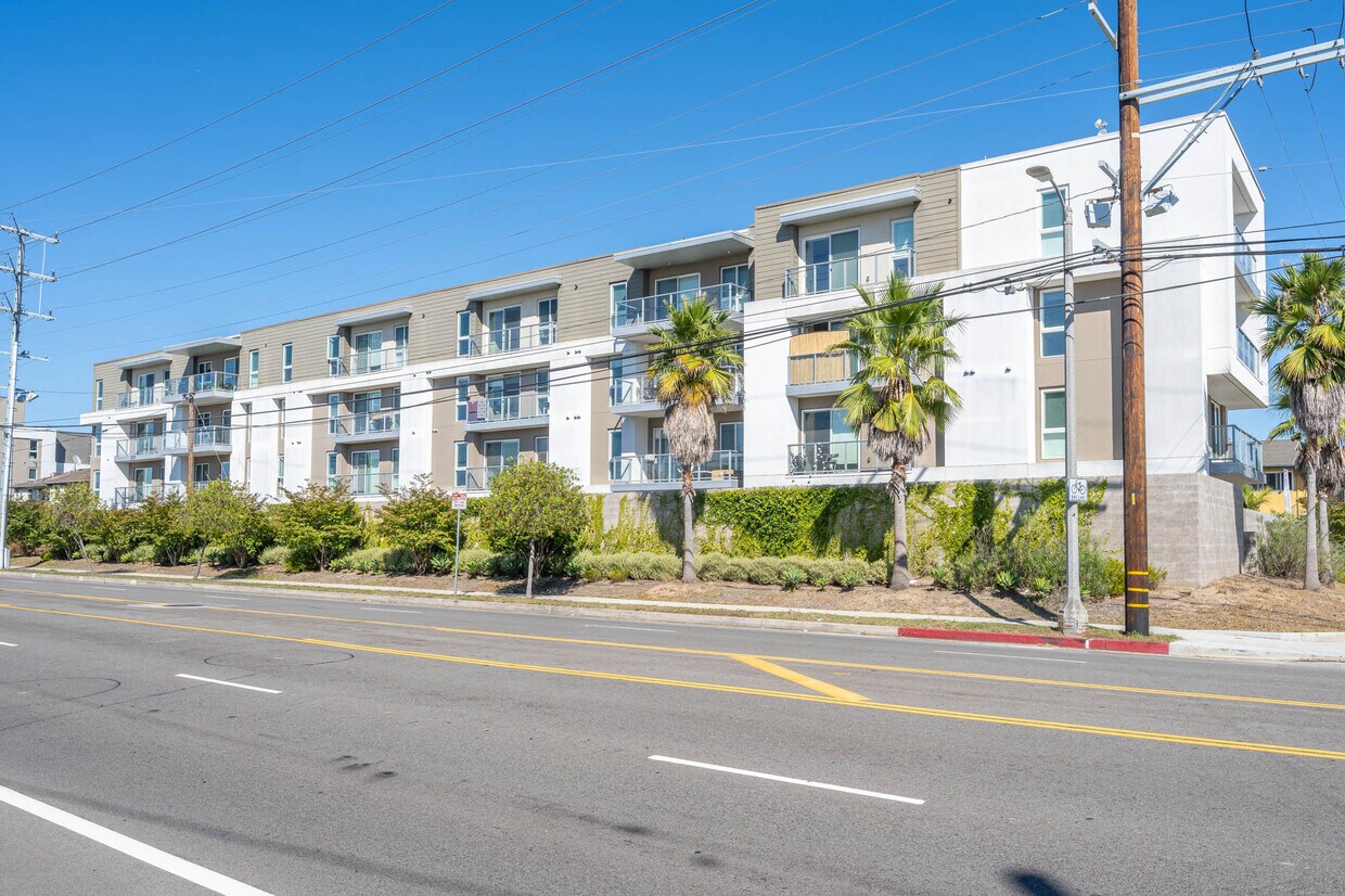 Foto principal - 8820 Belford Ave