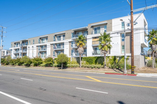 Foto del edificio - 8820 Belford Ave