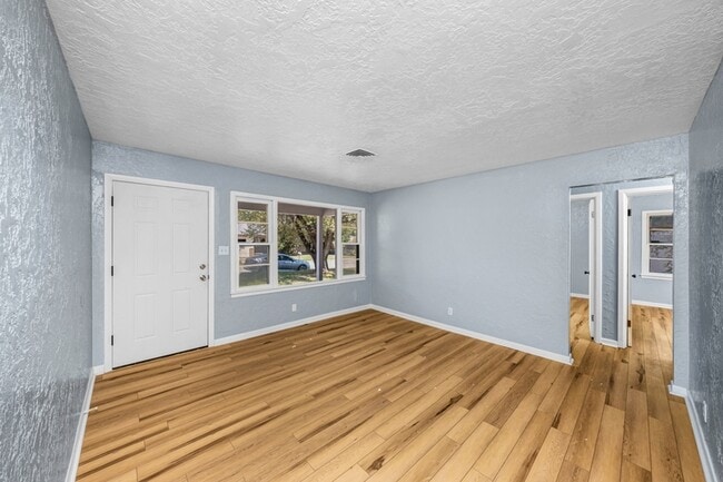 Building Photo - 2408 NW Ozmun Ave