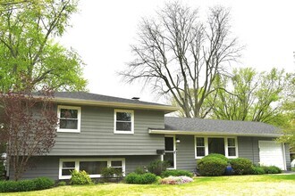 Building Photo - 211 Sandalwood Dr