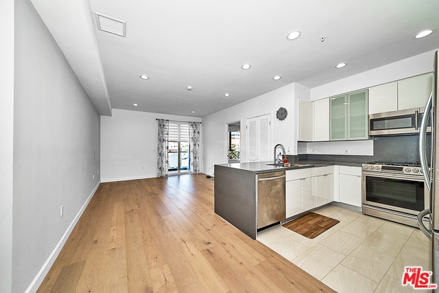 Building Photo - 105 S Mariposa Ave