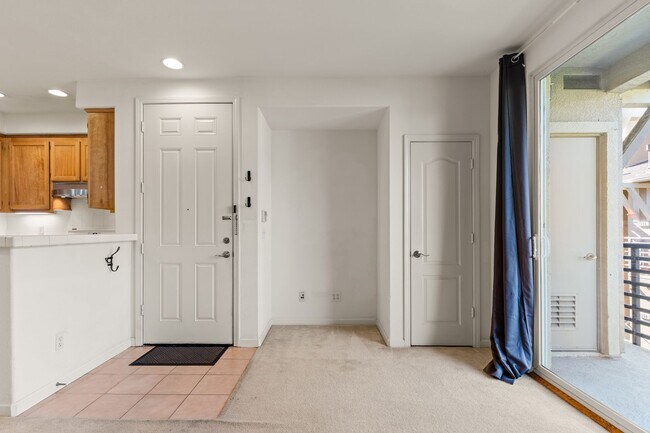 Building Photo - Modern, Private 2 Bed/2 Bath Townhouse wit...