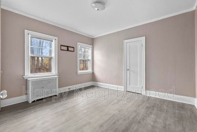 Building Photo - 130 Bradley Ave