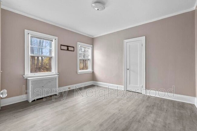 Foto del edificio - 130 Bradley Ave