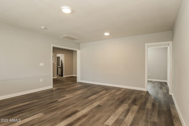 Building Photo - 310 4th Ave W